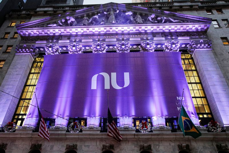 © Reuters. FILE PHOTO: A banner for Nubank, the Brazilian FinTech startup, hangs on the facade at the New York Stock Exchange (NYSE) to celebrate the company's IPO in New York, U.S., December 9, 2021. REUTERS/Brendan McDermid/File Photo