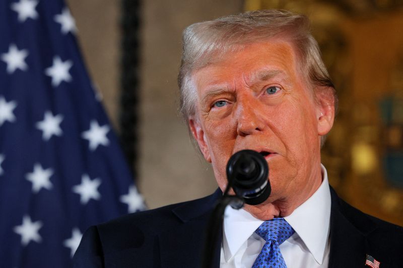 © Reuters. U.S. President-elect Donald Trump delivers remarks at Mar-a-Lago in Palm Beach, Florida, U.S., December 16, 2024. REUTERS/Brian Snyder