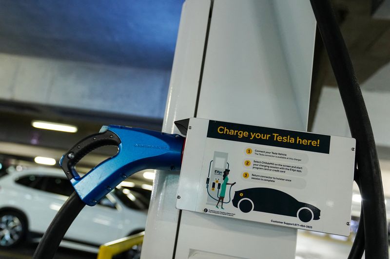 © Reuters. An electric car charging station is seen in the parking garage of Union Station in Washington, U.S., September 29, 2022. REUTERS/Sarah Silbiger/File Photo