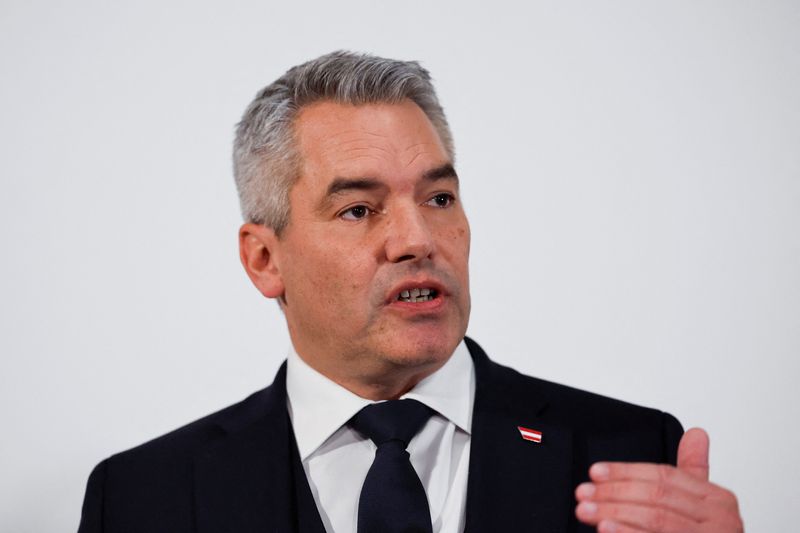 © Reuters. Austrian Chancellor and head of the People's Party (OeVP) Karl Nehammer attends a press statement after coalition talks with Chairman of Social Democrats Andreas Babler and Head of NEOS party Beate Meinl-Reisinger in Vienna, Austria, December 17, 2024. REUTERS/Lisa Leutner