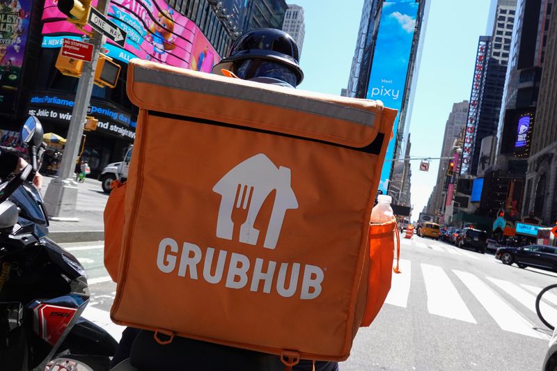 © Reuters. A Grubhub delivery person rides in Manhattan, New York City, U.S., May 9, 2022. REUTERS/Andrew Kelly/File Photo