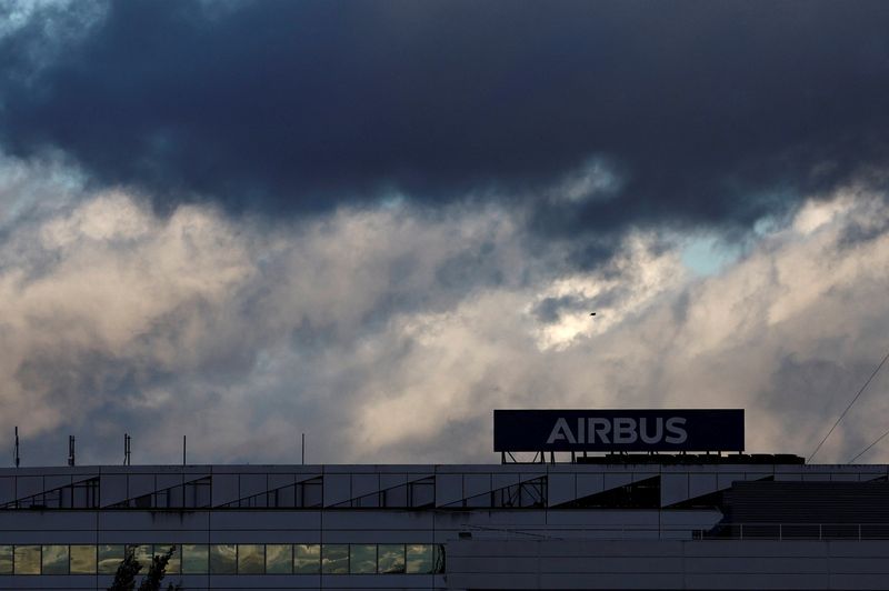 © Reuters. FILE PHOTO: The logo of Airbus is seen at the Airbus Defence and Space facility in Elancourt, near Paris, France, November 14, 2023. REUTERS/Gonzalo Fuentes/File Photo