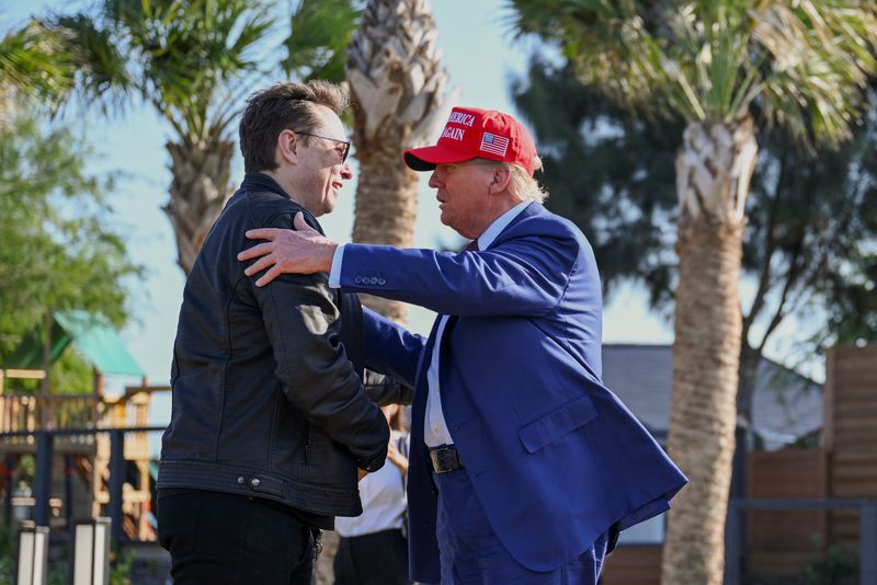 © Reuters. U.S. President-elect Donald Trump greets Elon Musk before attending a viewing of the launch of the sixth test flight of the SpaceX Starship rocket, in Brownsville, Texas, U.S., November 19, 2024 . Brandon Bell/Pool via REUTERS/File Photo