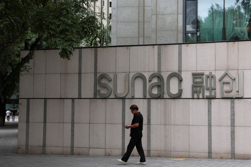 © Reuters. FILE PHOTO: A man walks past the logo of property developer Sunac at a residential compound in Beijing, China September 19, 2023. REUTERS/Florence Lo/File Photo