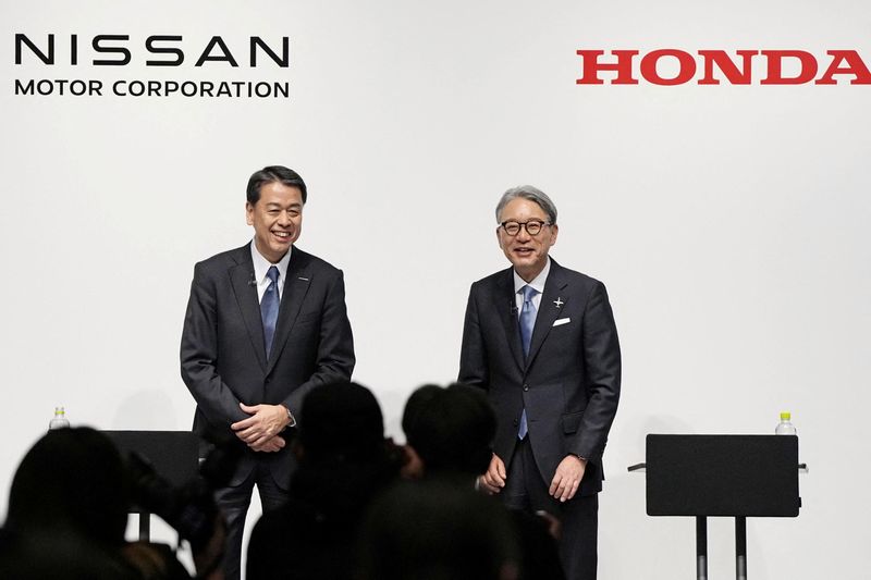 © Reuters. FILE PHOTO: Makoto Uchida, president and CEO of Nissan Motor, and Toshihiro Mibe, Honda Motor president and CEO, attend their joint press conference in Tokyo, Japan March 15, 2024. Mandatory credit Kyodo/via REUTERS/File Photo