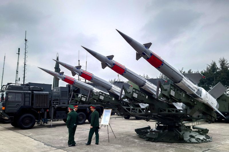 © Reuters. FILE PHOTO: Russian-made S125-2TM anti-aircraft missiles are displayed at the Vietnam International Defence Expo 2022, in Hanoi, Vietnam, December 8, 2022. REUTERS/Khanh Vu/File Photo