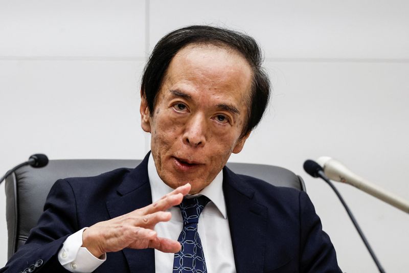 © Reuters. FILE PHOTO: Bank of Japan Governor Kazuo Ueda speaks as he attends a press conference after its policy meeting in Tokyo, Japan, October 31, 2024. REUTERS/Kim Kyung-Hoon/File Photo