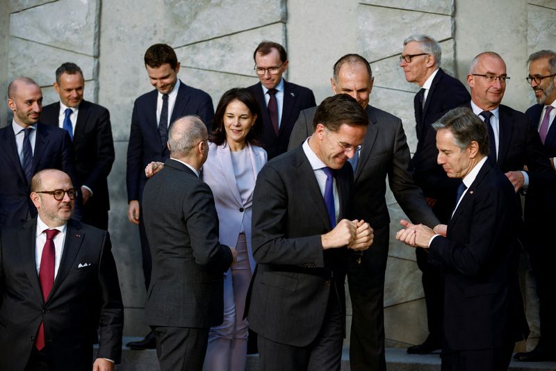 © Reuters. FILE PHOTO: NATO Secretary General Mark Rutte, U.S. Secretary of State Antony Blinken and German Foreign Minister Annalena Baerbock attend a family photo session, at the alliance's headquarters in Brussels, Belgium December 4, 2024. REUTERS/Johanna Geron/File Photo