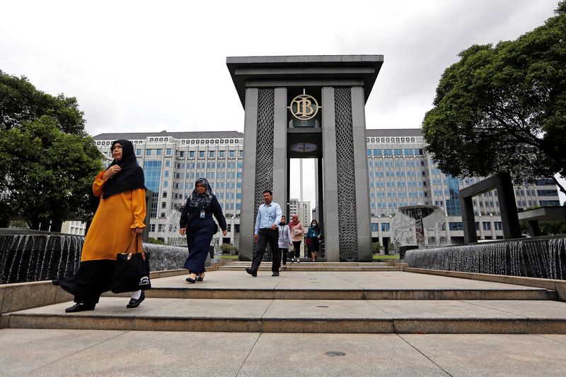 © Reuters. FILE PHOTO: Visitors walk as they leave Bank Indonesia headquarters in Jakarta, Indonesia, January 17, 2019. REUTERS/Willy Kurniawan/File Photo