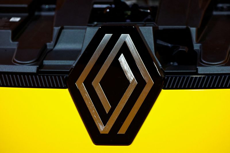 © Reuters. FILE PHOTO: The logo of Renault is seen on the new Renault 5 E-Tech electric car during a presentation at a pre Geneva show event in Aubervilliers, near Paris, France, February 12, 2024. REUTERS/Gonzalo Fuentes/File Photo