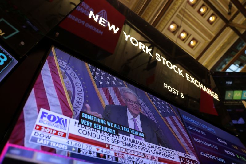 © Reuters. A screen on the trading floor at The New York Stock Exchange (NYSE) display a news conference with Federal Reserve Chair Jerome Powell following the Federal Reserve rate announcement, in New York City, U.S., September 18, 2024. REUTERS/Andrew Kelly/File Photo