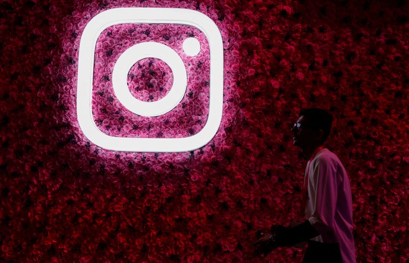 © Reuters. A man walks past a logo of mobile application Instagram, during a conference in Mumbai, India, September 20, 2023. REUTERS/Francis Mascarenhas/File Photo