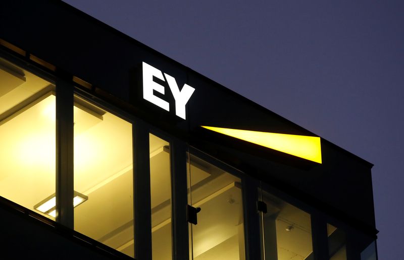 © Reuters. The logo of Ernst & Young is seen at a branch in Zurich, Switzerland October 24, 2018. REUTERS/Arnd Wiegmann/File photo