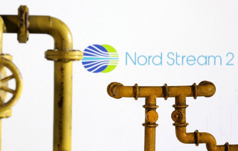 © Reuters. FILE PHOTO: Model of natural gas pipeline and Nord Stream 2 logo, July 18, 2022. REUTERS/Dado Ruvic/Illustration/File Photo