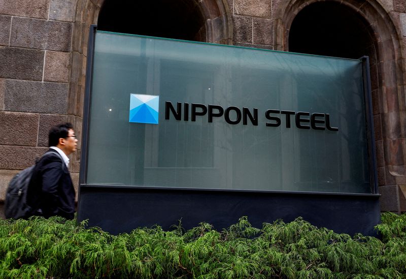 © Reuters. FILE PHOTO: Nippon Steel logo is displayed at the company's headquarters in Tokyo, Japan April 1, 2024.  REUTERS/Issei Kato/File Photo