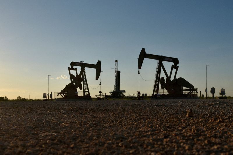 © Reuters. FILE PHOTO: Pump jacks operate in front of a drilling rig in an oil field in Midland, Texas U.S. August 22, 2018. Picture taken August 22, 2018. REUTERS/Nick Oxford//File Photo