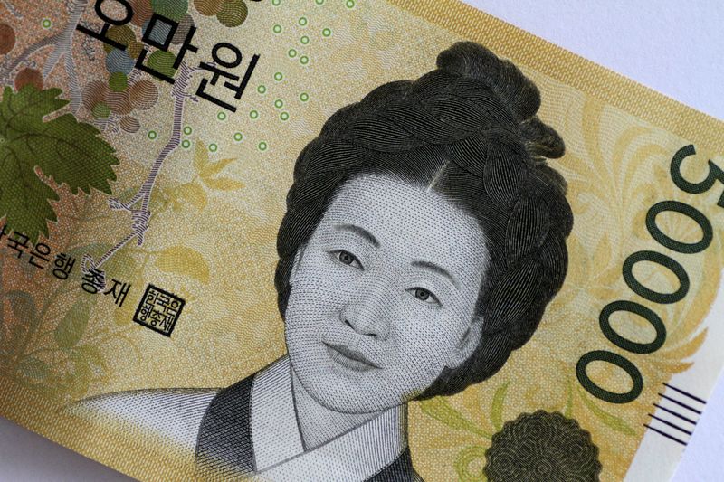 © Reuters. FILE PHOTO: A South Korea won note is seen in this illustration photo May 31, 2017.     REUTERS/Thomas White/Illustration/File Photo