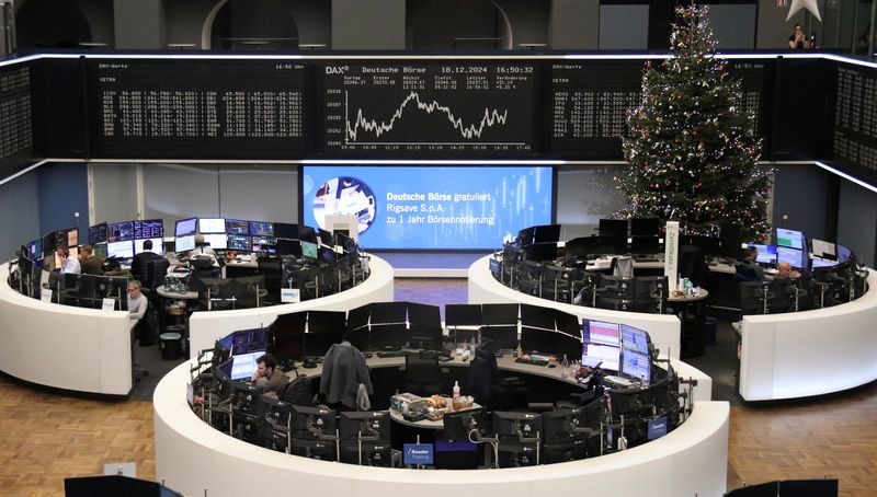 © Reuters. FILE PHOTO: The German stock exchange is decorated for the Christmas season as the German share price index DAX graph is pictured in Frankfurt, Germany, December 18, 2024.    REUTERS/Staff/File Photo