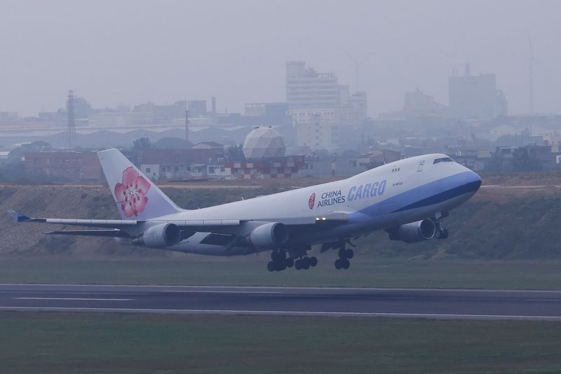 © Reuters. FILE PHOTO: A China airline flight is seen taking off at Taiwan Taoyuan International Airport in Taoyuan, Taiwan April 12, 2023. REUTERS/Ann Wang/File Photo