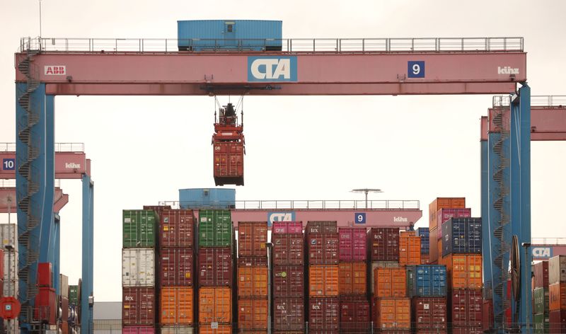 © Reuters. A crane lifts a shipping container at the HHLA Container Terminal Altenwerder on the River Elbe in Hamburg, Germany, March 31, 2023. REUTERS/Phil Noble/File Photo