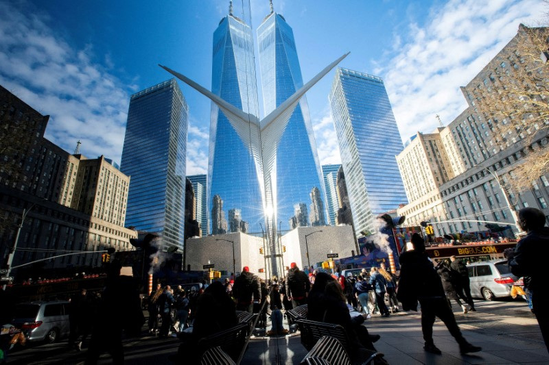 © Reuters. FILE PHOTO: People walk around the Financial District near the New York Stock Exchange (NYSE) in New York, U.S., December 29, 2023. REUTERS/Eduardo Munoz/File Photo