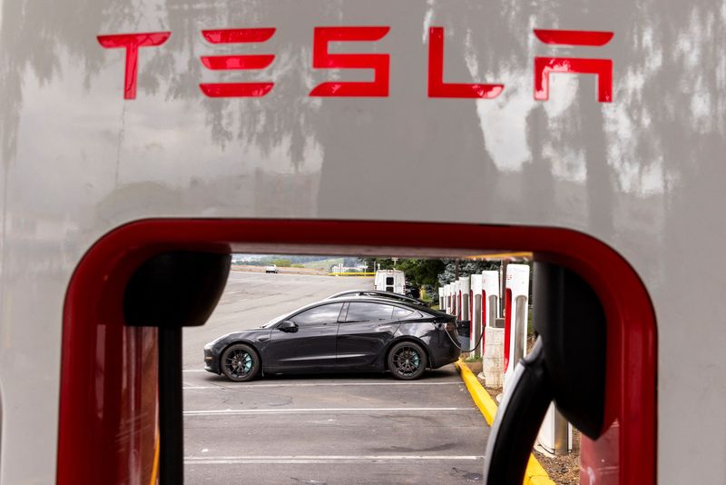 © Reuters. Tesla electric vehicles use a Tesla supercharging station in Union City, New Jersey, U.S., July 23, 2024.  REUTERS/Eduardo Munoz/file photo