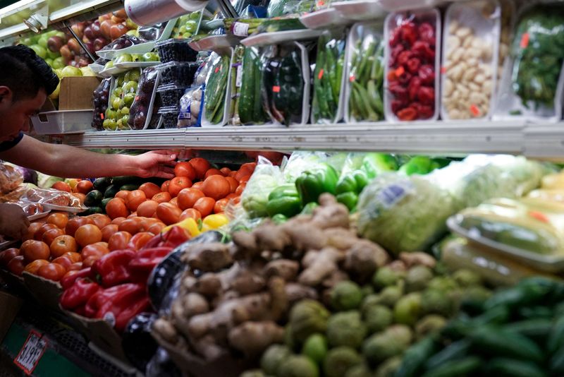 © Reuters. FILE PHOTO: A person arranges groceries in El Progreso Market in the Mount Pleasant neighborhood of Washington, D.C., U.S., August 19, 2022. REUTERS/Sarah Silbiger/File Photo