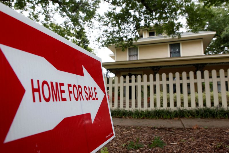 © Reuters. FILE PHOTO: A sale sign points to a home in Dallas, Texas September 24, 2009. REUTERS/Jessica Rinaldi/File Photo