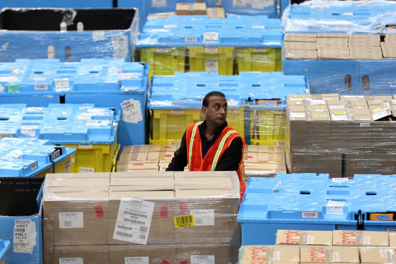 © Reuters. FILE PHOTO: A worker moves products during Cyber Monday at the Amazon's fulfillment center in Robbinsville, New Jersey, U.S., November 27, 2023. REUTERS/Mike Segar//File Photo