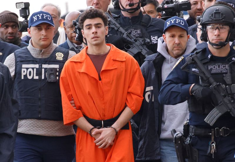 © Reuters. Luigi Mangione, the suspect in the murder of UnitedHealth Group executive Brian Thompson, arrives at a helicopter pad after being extradited from Pennsylvania, in New York, U.S., December 19, 2024. REUTERS/Eduardo Munoz