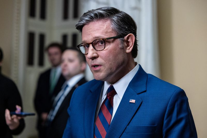 © Reuters. Speaker Mike Johnson (R-LA) speaks to reporters ahead of a vote to pass the American Relief Act on Capitol Hill in Washington, U.S., December 19, 2024. The legislation failed to pass the House in a 174-235 vote. REUTERS/Anna Rose Layden