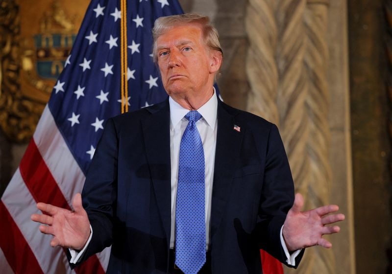 © Reuters. FILE PHOTO: U.S. President-elect Donald Trump delivers remarks at Mar-a-Lago in Palm Beach, Florida, U.S., December 16, 2024. REUTERS/Brian Snyder/File Photo