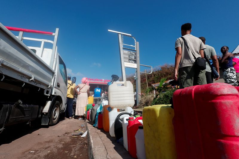 © Reuters. People wait to get fuel, in the aftermath of Cyclone Chido, in Dzaoudzi, Mayotte, December 20, 2024. REUTERS/Gonzalo Fuentes