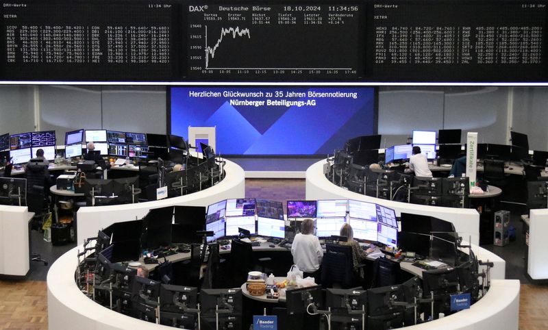 © Reuters. FILE PHOTO: The German share price index DAX graph is pictured at the stock exchange in Frankfurt, Germany, October 18, 2024.   REUTERS/Staff/File Photo