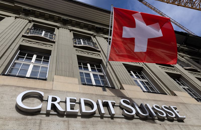 © Reuters. A Swiss flag is pictured above a logo of Swiss bank Credit Suisse in Bern, Switzerland, November 15, 2023.  REUTERS/Denis Balibouse/File Photo