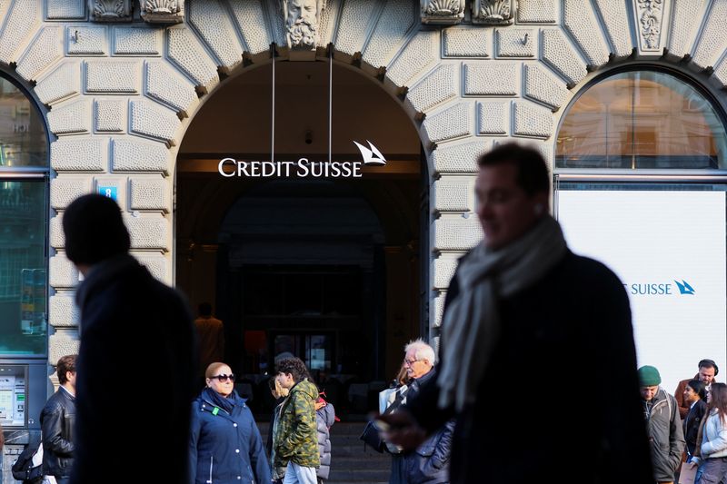 © Reuters. FILE PHOTO: People walk near the logo of the Swiss bank Credit Suisse in Zurich, Switzerland March 20, 2023. REUTERS/Denis Balibouse/File Photo