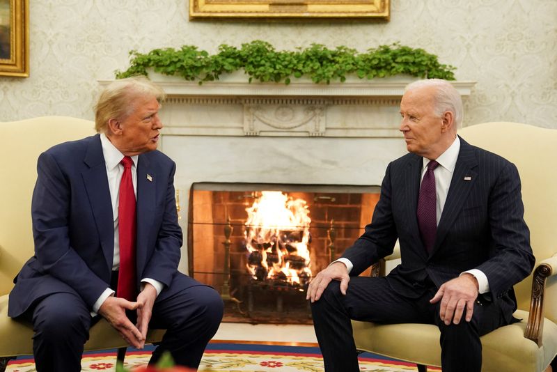 © Reuters. FILE PHOTO: U.S. President Joe Biden meets with President-elect Donald Trump in the Oval Office at the White House in Washington, U.S., November 13, 2024. REUTERS/Kevin Lamarque/File Photo