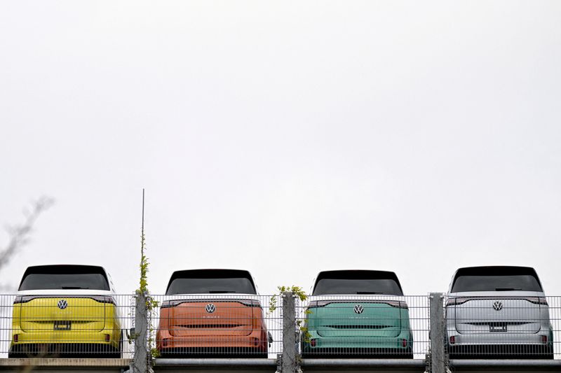 © Reuters. FILE PHOTO: Volkswagen ID. Buzz electric vehicles are lined up at the company's plant in Hanover, Germany, December 17, 2024. REUTERS/Fabian Bimmer/File Photo