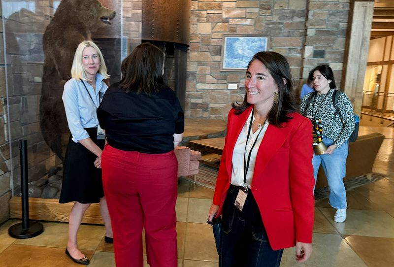 © Reuters. Beth Hammack, who started her job as president of the Federal Reserve Bank of Cleveland on August 21, 2024, heads into the Kansas City Fed's annual economic symposium in Jackson Hole, Wyoming, U.S., August 22, 2024. REUTERS/Ann Saphir/File Photo