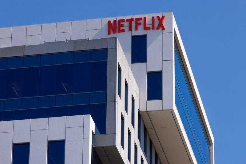 © Reuters. FILE PHOTO: The Netflix logo is shown on one of their Hollywood buildings in Los Angeles, California, U.S., July 12, 2023.   REUTERS/Mike Blake/File Photo