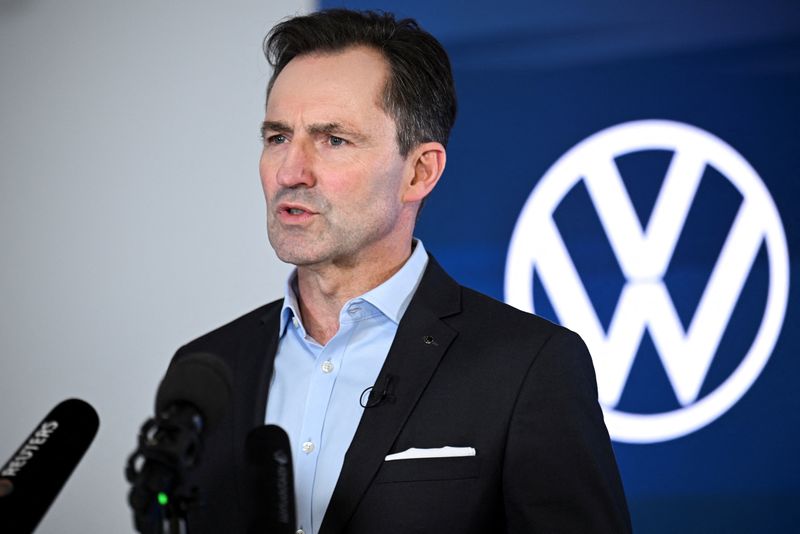 © Reuters. Thomas Schaefer, CEO of the Volkswagen Passenger Cars brand, speaks to the media following collective bargaining negotiations between Volkswagen AG and the IG Metall union, in Berlin, Germany, December 20, 2024. REUTERS/Annegret Hilse