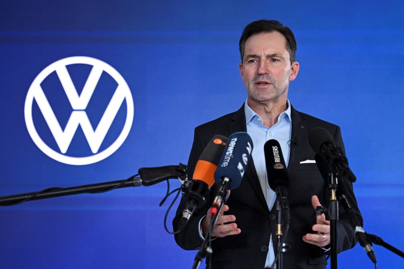 © Reuters. Thomas Schaefer, CEO of the Volkswagen Passenger Cars brand, speaks to the media following collective bargaining negotiations between Volkswagen AG and the IG Metall union, in Berlin, Germany, December 20, 2024. REUTERS/Annegret Hilse