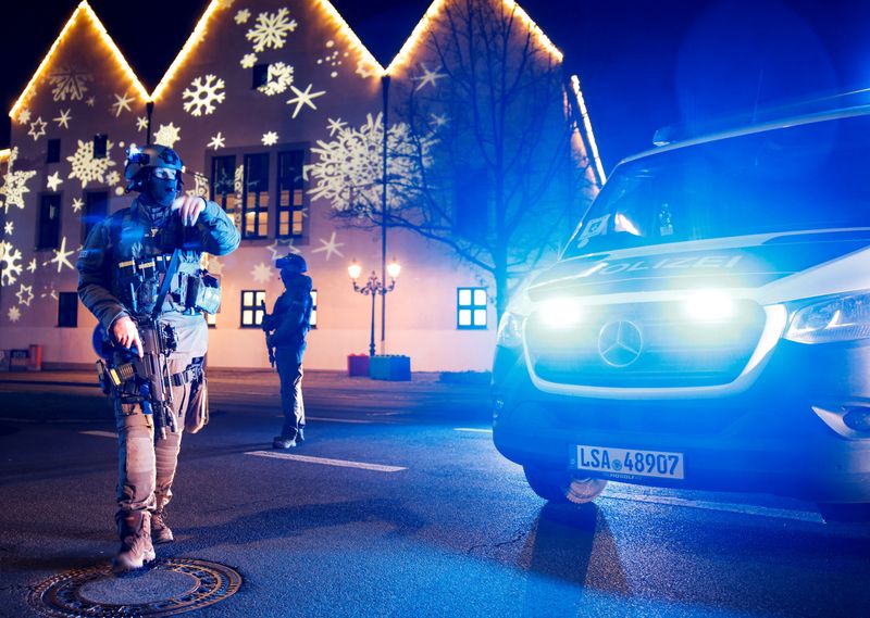 © Reuters. Members of police work at a Christmas market after a car drove into a group of people, according to local media, in Magdeburg, Germany, December 20, 2024. REUTERS/Axel Schmidt