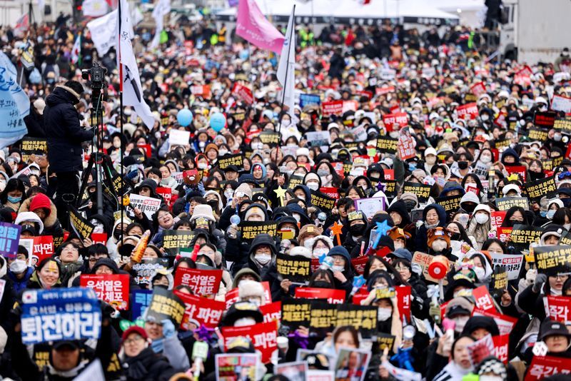 © Reuters. Protesters attend a rally against South Korea's impeached President Yoon Suk Yeol, who declared martial law, which was reversed hours later, in Seoul, South Korea, December 21, 2024. REUTERS/Kim Soo-hyeon