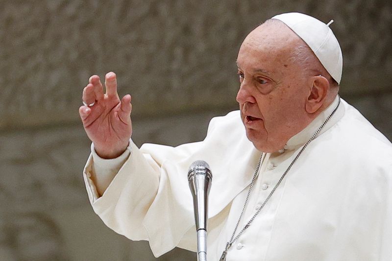 © Reuters. Pope Francis delivers a Christmas message to Vatican workers in Paul VI Hall at the Vatican, December 21, 2024. REUTERS/Ciro De Luca