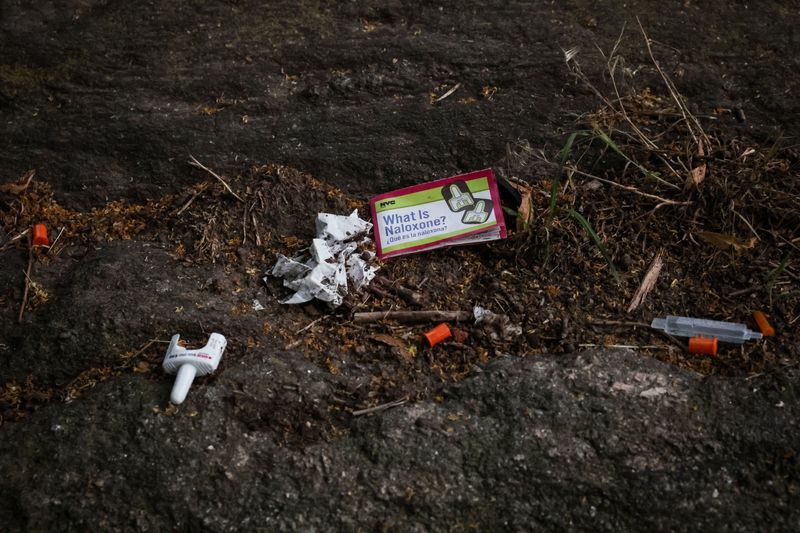 © Reuters. FILE PHOTO: A used Naloxone pack lies on the ground, in the Bronx borough of New York City, U.S., June 6, 2023. REUTERS/Shannon Stapleton/File Photo