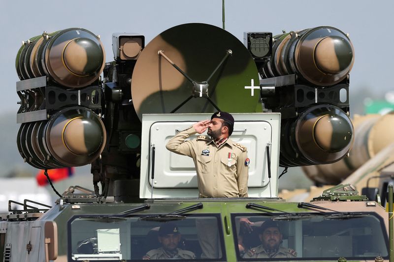 © Reuters. FILE PHOTO: Pakistani Army soldier salutes while standing on an air defence missile system during Pakistan Day military parade in Islamabad, Pakistan, March 23, 2022. REUTERS/Saiyna Bashir/File Photo