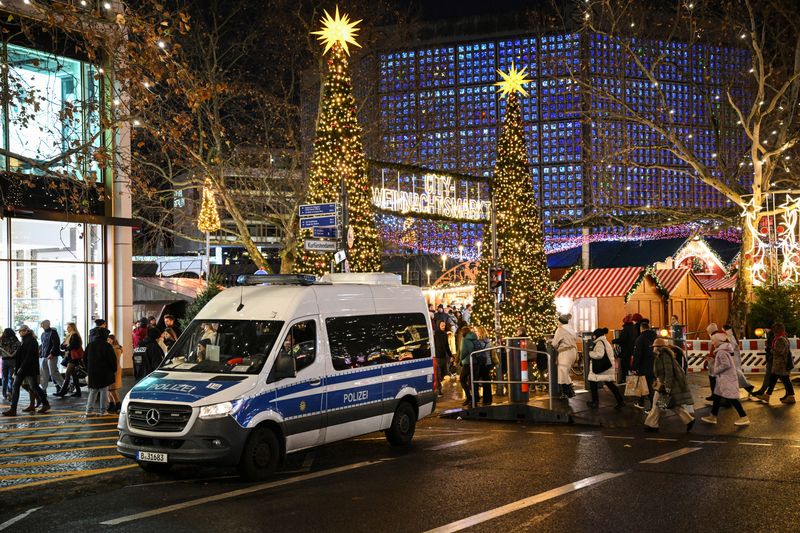 © Reuters. A police car secures an entrance of the Christmas market on the Breitscheidplatz, after a car rammed into a crowd of people at the Magdeburg Christmas market, in Berlin, Germany December 21, 2024. REUTERS/Annegret Hilse