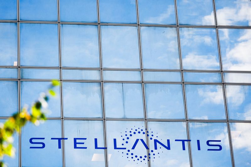 © Reuters. FILE PHOTO: The logo of Stellantis is seen on the company's building in Poissy, near Paris, France, September 4, 2024. REUTERS/Sarah Meyssonnier/File Photo