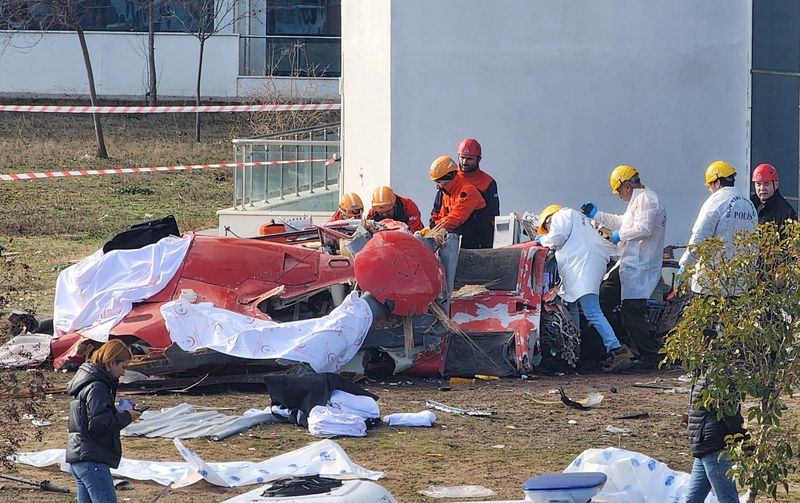 © Reuters. Police forensic experts examine the wreckage of an ambulance helicopter after it collided with a hospital building and crashed into the ground, in Mugla, Turkey, December 22, 2024. REUTERS/Kenan Gurbuz